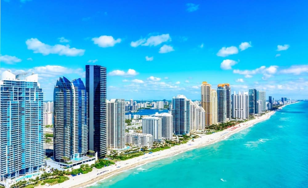 Modern 2-bedroom Retreat Near Beach Airport