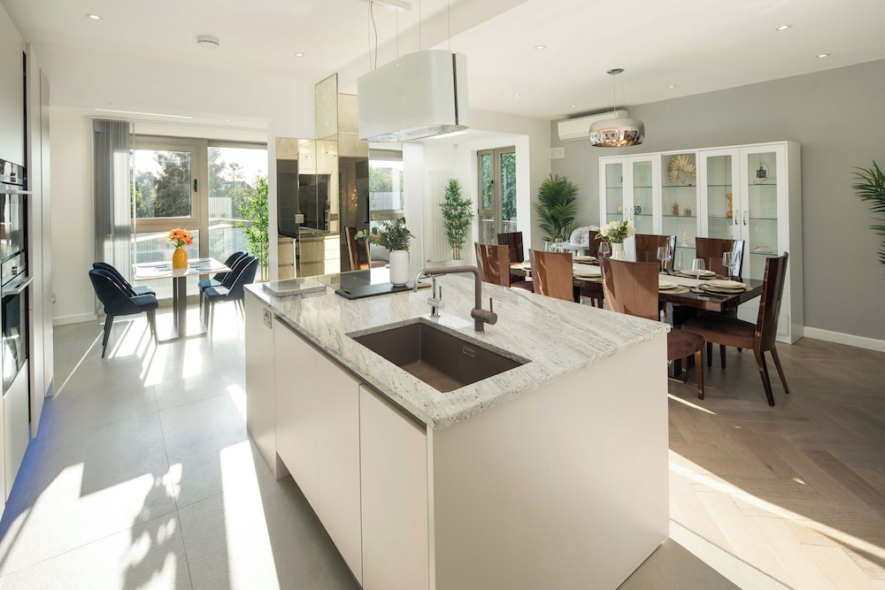 Luxurious 6-bed House With Pool and Free Parking