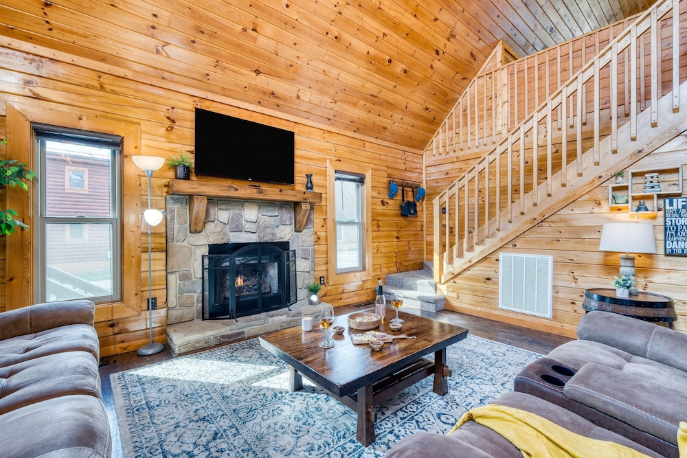 Cozy Cabin Hot Tub Balcony Golf Simulator Near Pigeon Forge Smoky Mountain Group Retreat Mountains Are Calling by Avantstay