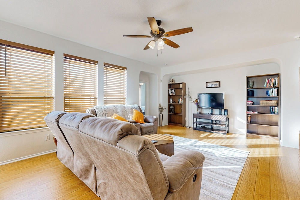 Inviting Home w/ Enlosed Yard & Gas Grill