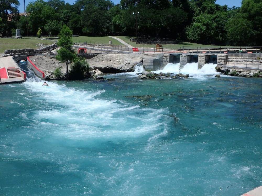 Tolle Haus: W/pool & Firepit-walk to Schlitterbahn, Comal Chutes & Downtown!
