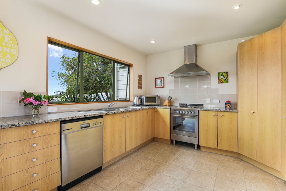 Tikirau Bay Views in Oneroa