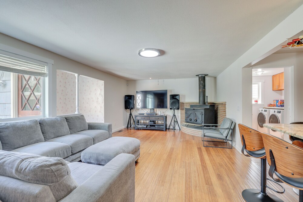 15 Mi to Dtwn Seattle! Home w/ Fun Outdoor Space