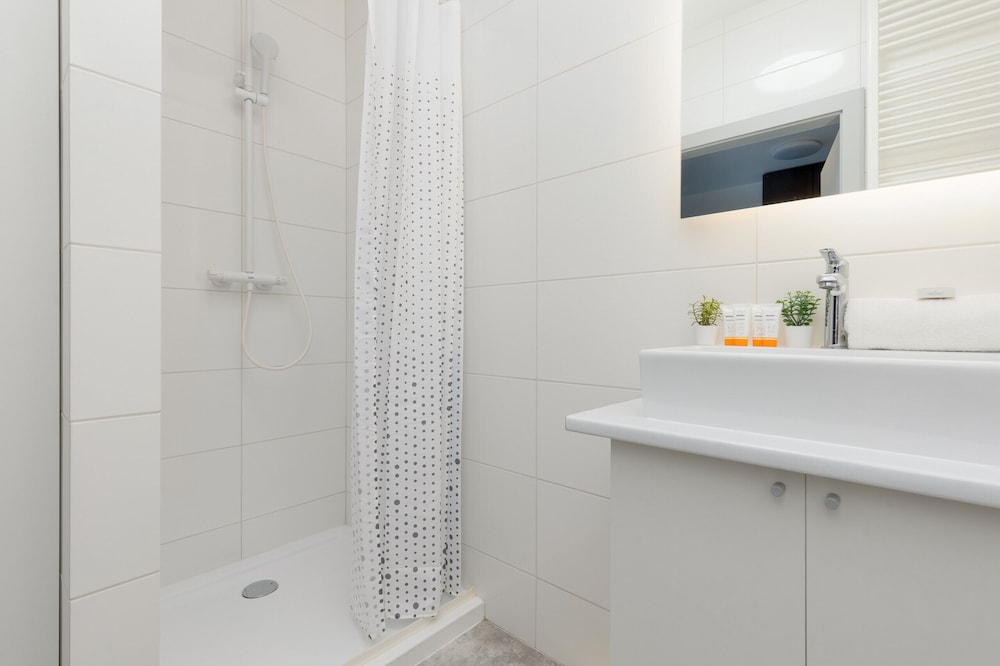 Cozy Apartment Marywilska by Renters view 2