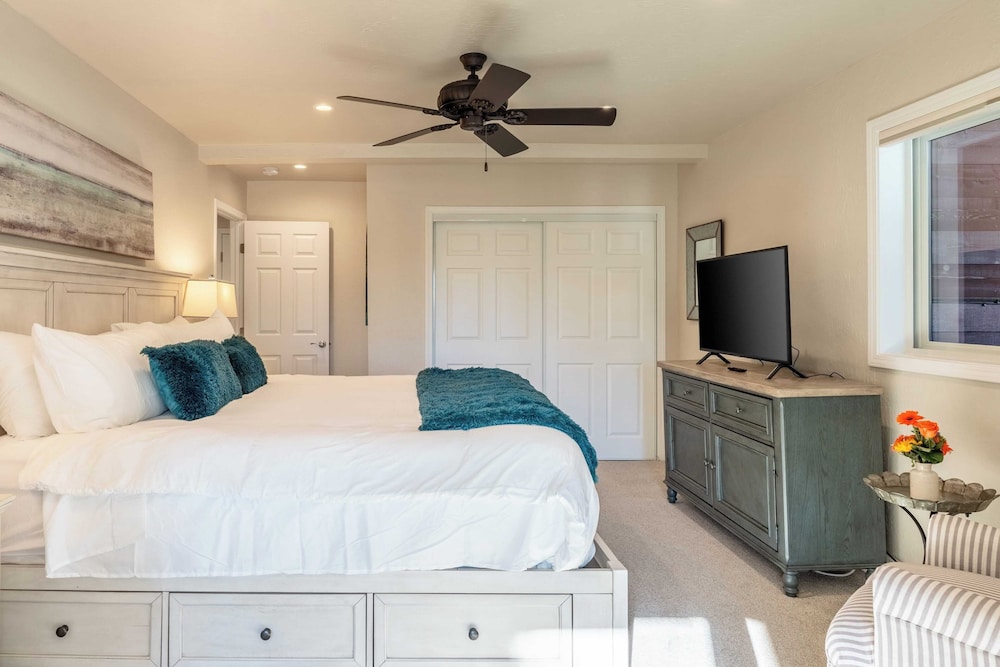 Views + Mins to Skiing, Lake, & Incline Village Incline Serenity by Avantstay