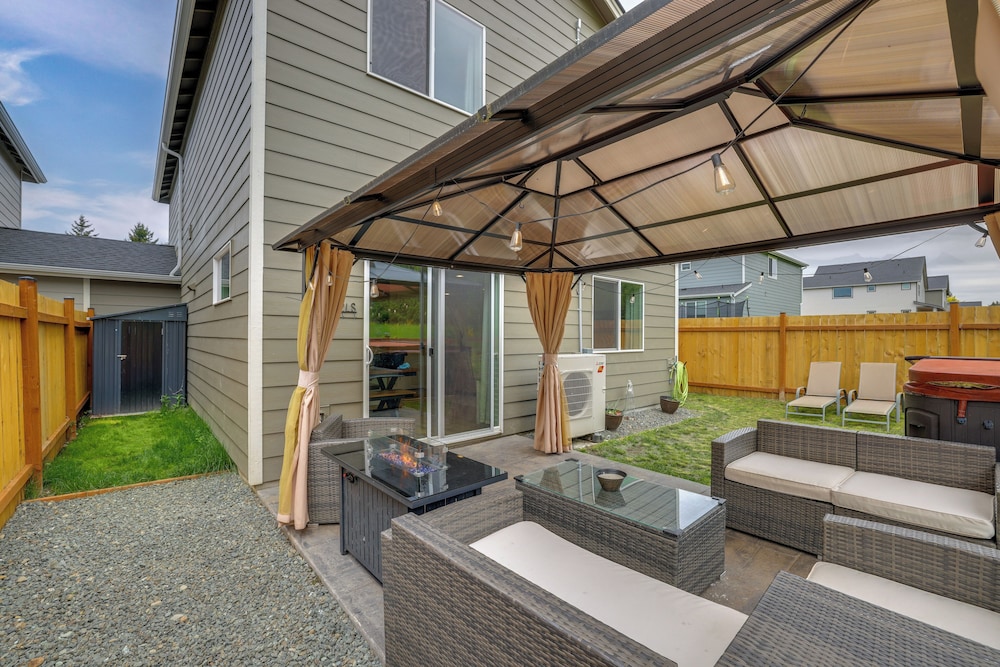 2 Mi to Olympic National Park: Hot Tub Haven!