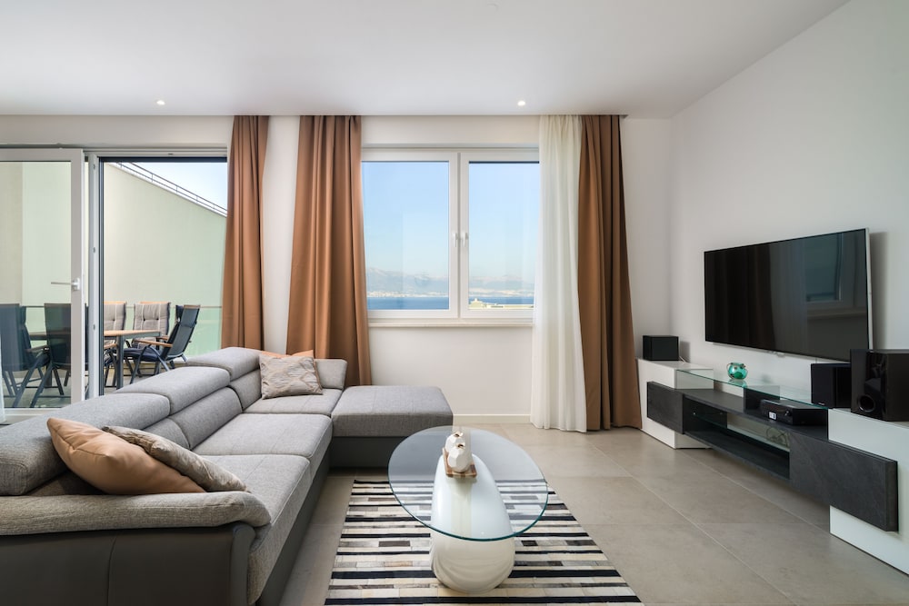 Acadia Beach Villas & Apartments, Slatine