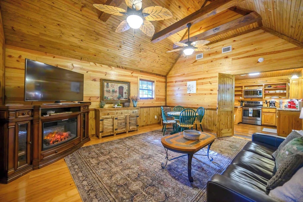 Sunset Ridge Cozy Cabin for 6