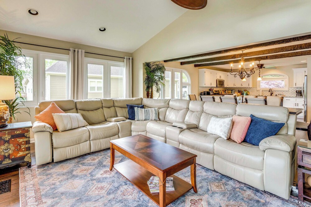 February Perks! Couples Getaway in Hayesville
