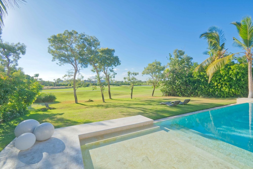 Modern Villa w Golf and Lake View in Beach Resort