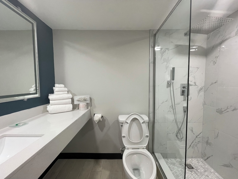 Bloomington Vacations - The Chateau Hotel and Conference Center - Property Image 103