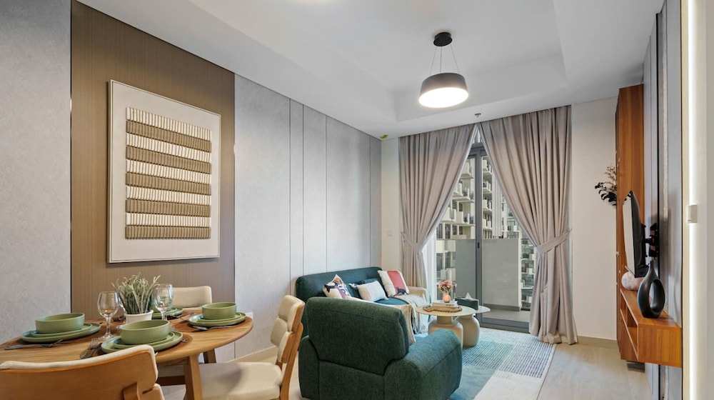 1BR Apt Near Downtown Dubai Pool Skyline Views