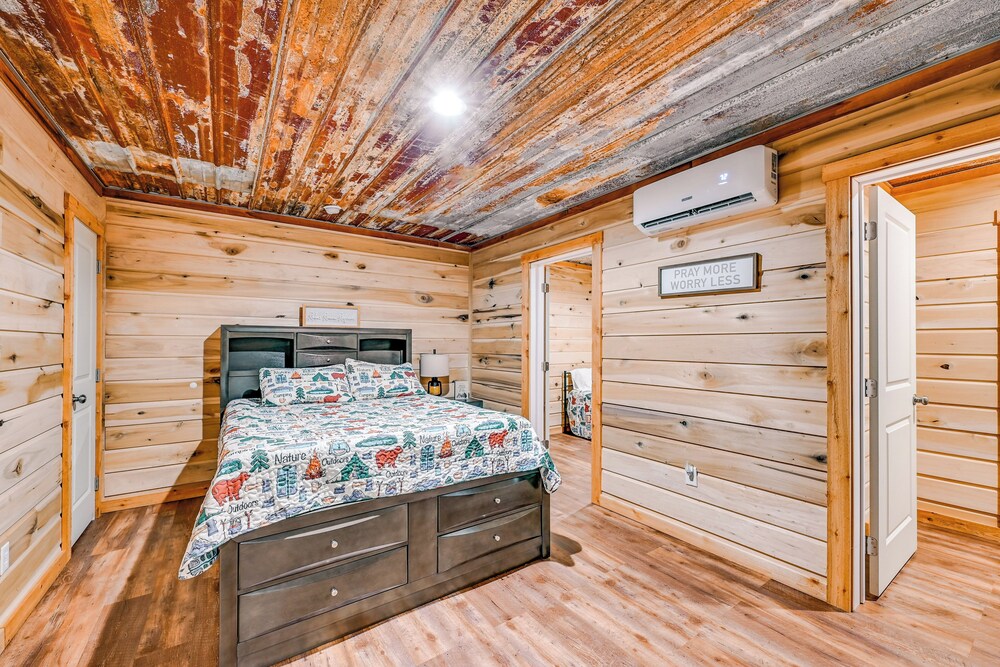 Kentucky Cabin Retreat w/ Covered Porch & Views