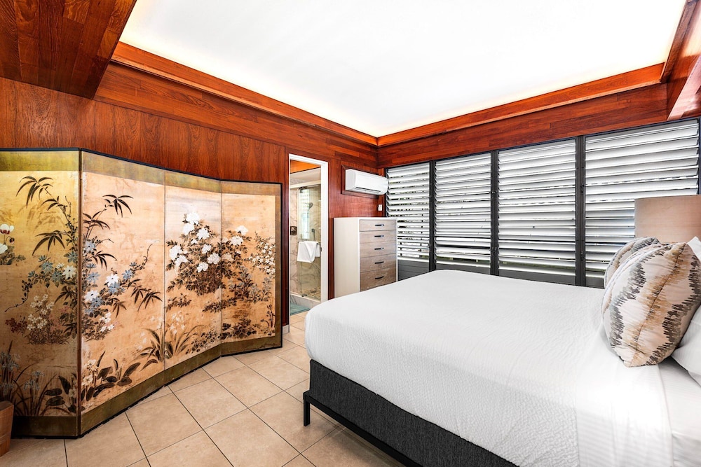 Oceanfront Elegance 2BR w/ Panoramic Views, Pool, Lanai + Concierge - Vrkcv