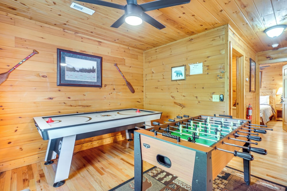 5 Mi to Gsmnp: Cabin w/ Hot Tub & Game Area