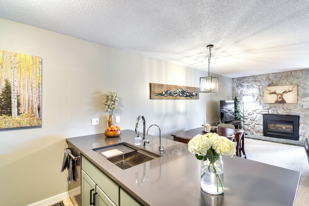 Elevated Fraser Condo w/ Mountain View & Amenities