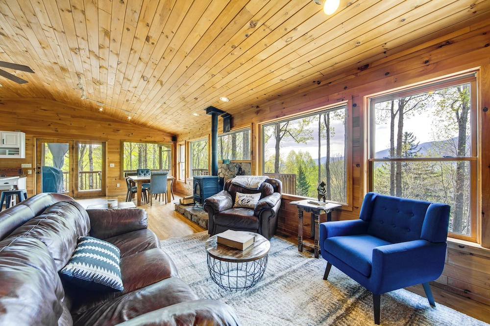 10 Mi to Waynesville: Cabin w/ Hot Tub & Mtn Views