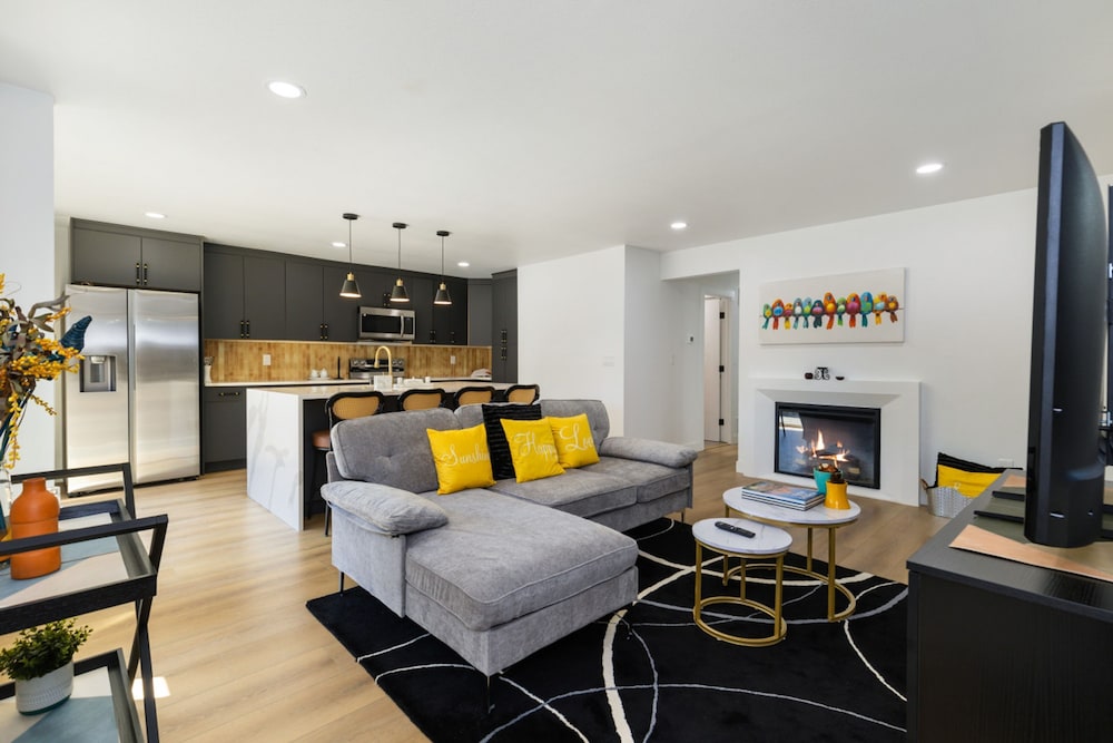 Comfy Stay in Bellevue w Parking Included