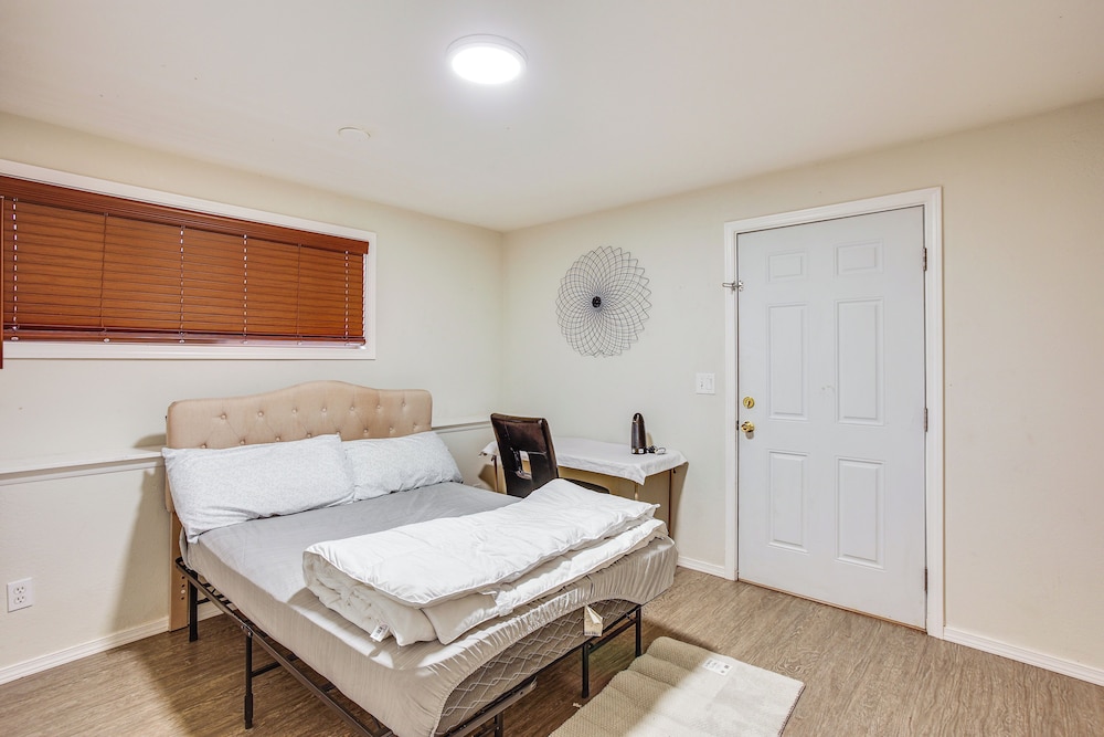 3 Mi to Dtwn Tacoma: Pet-friendly Home