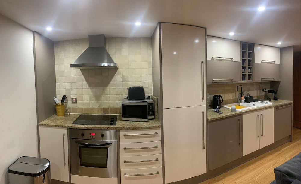 King Canute Apartment - Crown Lettings view 5