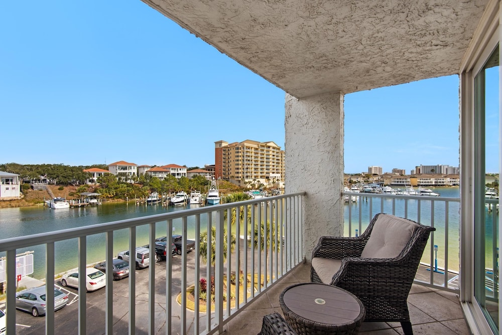 Dolphin Point #401c