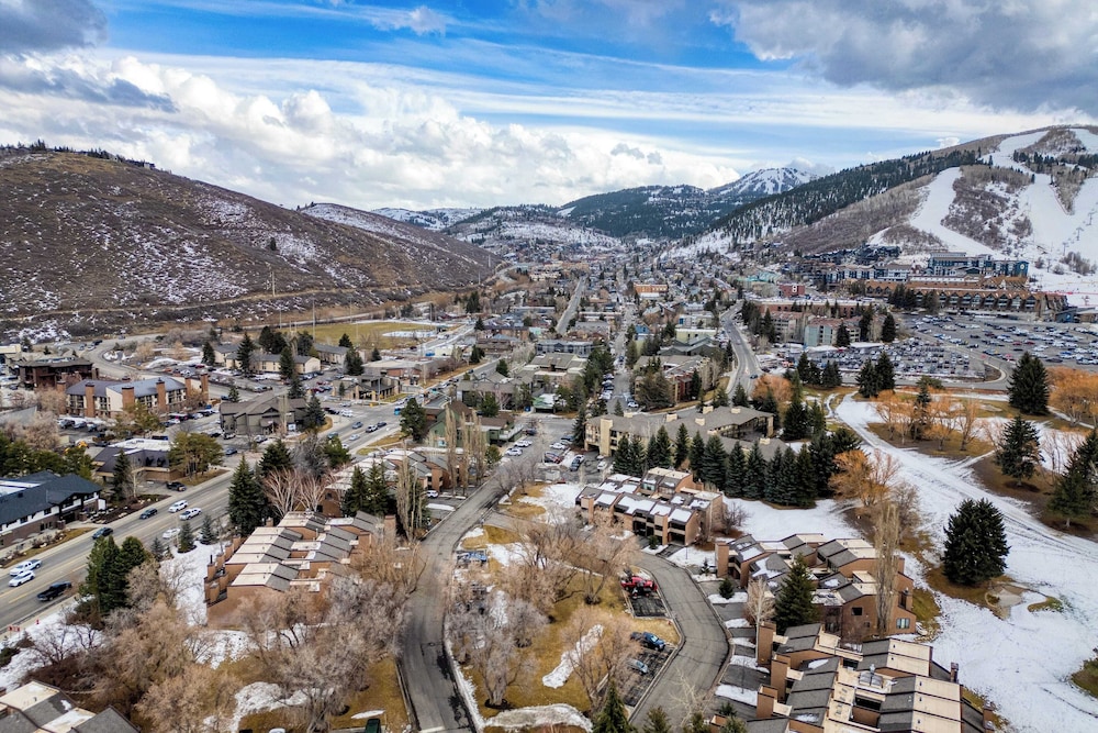 Parkside Condo by Avantstay Walk to Ski Lifts + Town Pool & Hot Tub Access