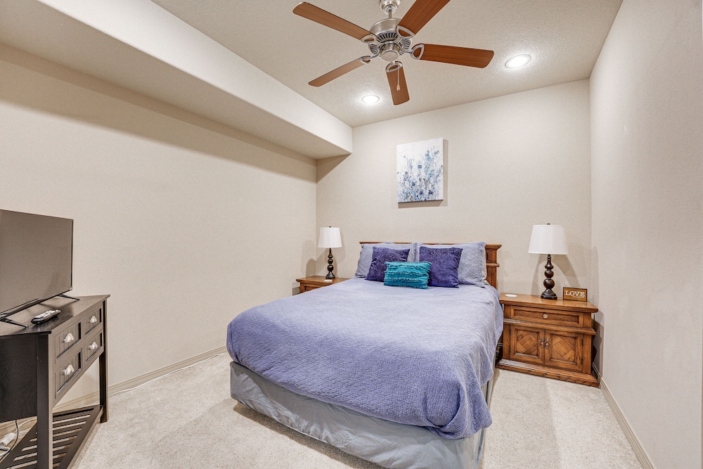Relax Fireside: Branson West Gem w/ Hot Tub Access