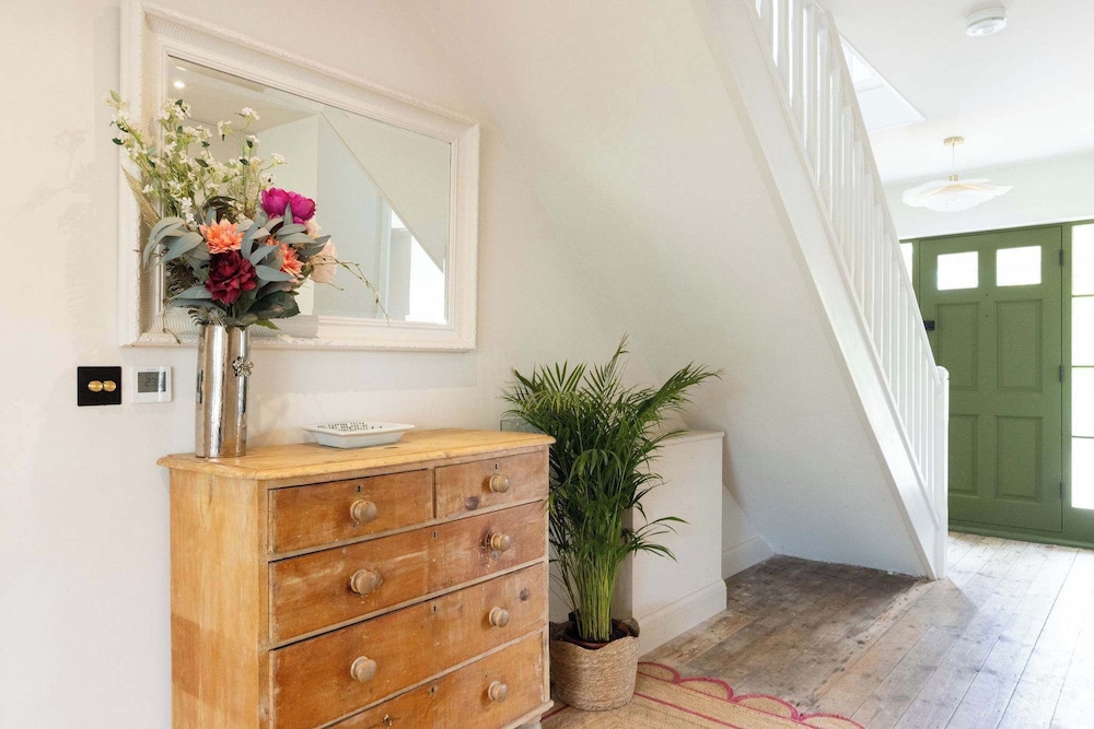 Newly Renovated Beachside Retreat for 10