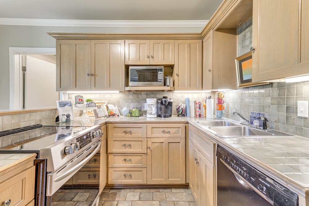3 Mi to Dtwn Okc: Pet-friendly Paseo Gem!