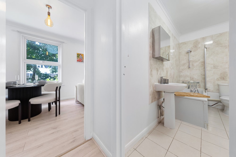 Charming London Apartment Near City Center