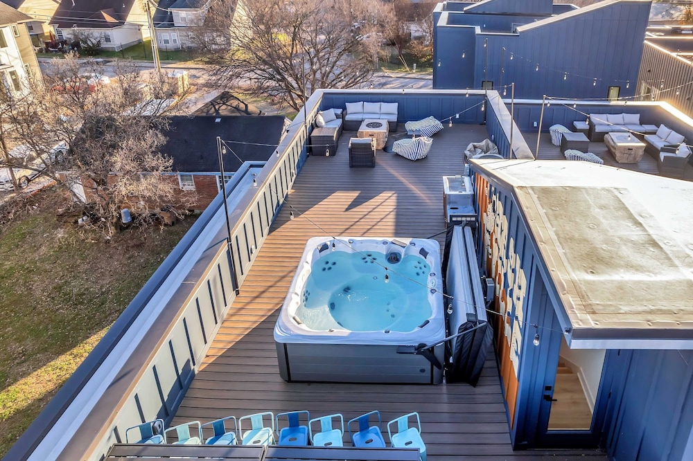 Hot Tub Game Room Rooftop Downtown Nashville