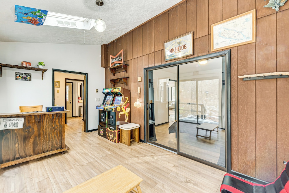Hot Tub & Game Room: Long Pond Getaway!