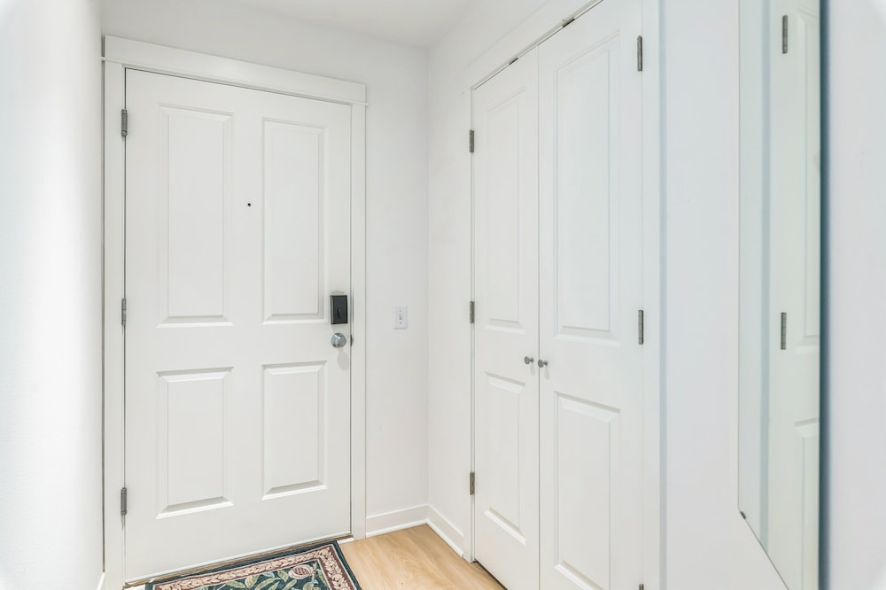 Walkable Seattle Gem Close To Everything 2 Bedroom Condo