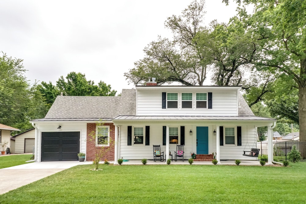 Emporia Vacations - Bright  Sunny Getaway w/ Bikes: 1 Mi to Esu! - Property Image 1