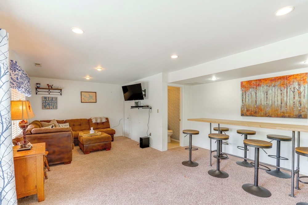 Balcony & Fire Pit: Home on Lake of Ozarks!