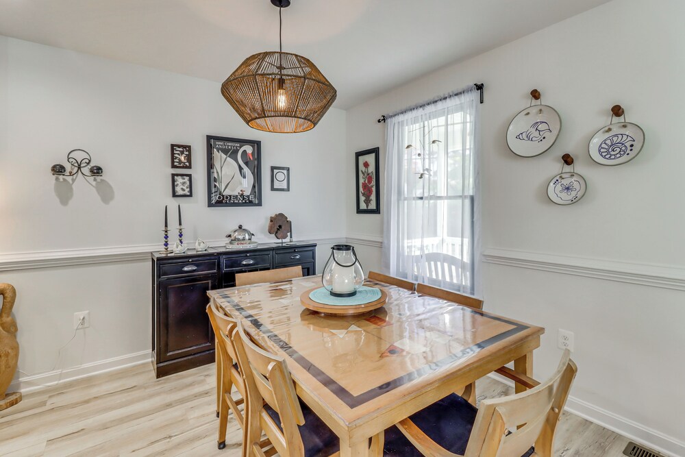 Walk to Potomac River: Colonial Virginia Retreat view 2