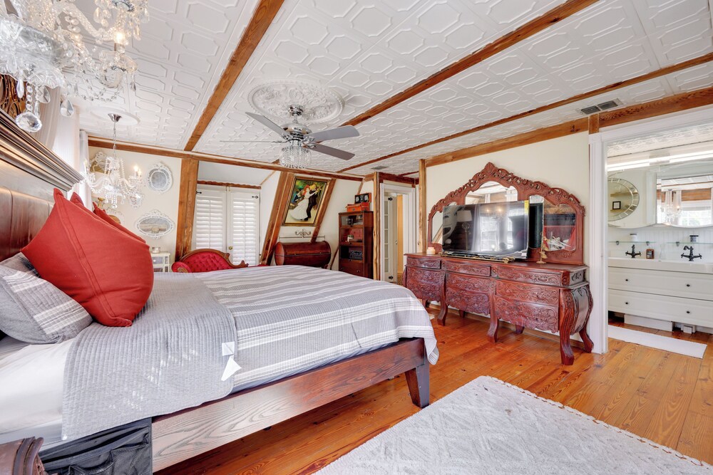 < 4 Mi to Boat Ramp & Mickler Beach: Unique Cabin