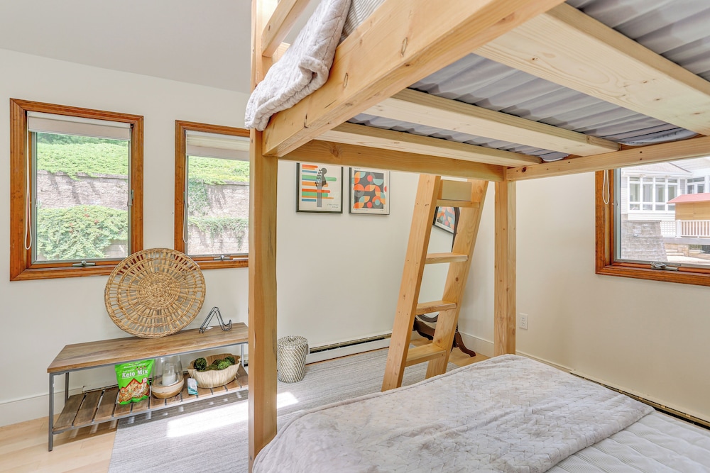13 Mi to Ski Big Bear: Updated Getaway w/ Deck