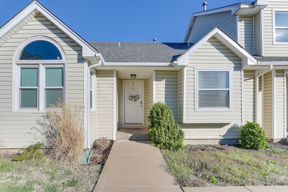 Wichita Townhome w/ Patio: 9 Mi to Downtown! view 3