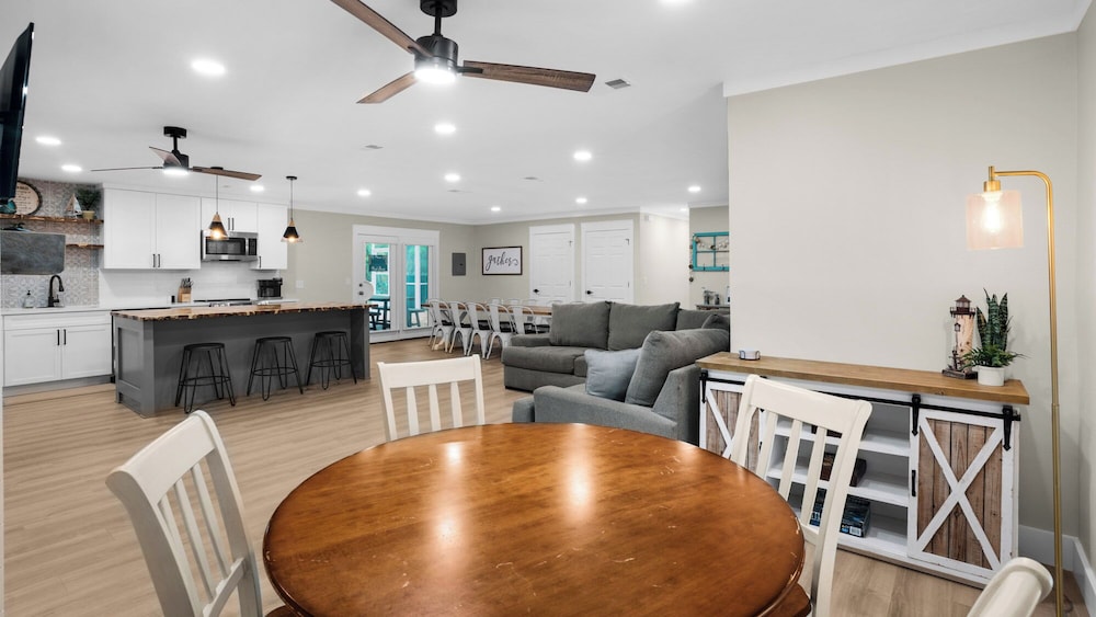 Spacious Retreat w/ Private Pool, Spa, Fireplace + Attraction Tickets!
