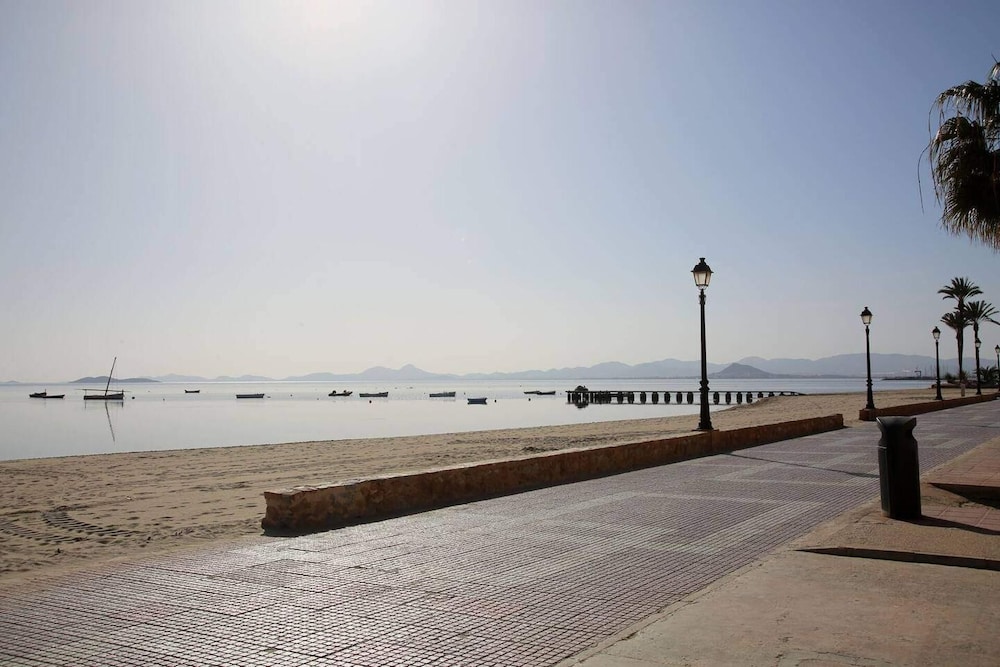 Modern 3-bed Apt, Sleeps 7, 6 Min Walk to Beach