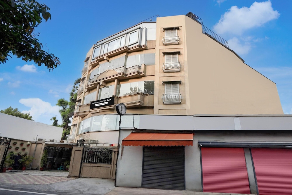 Elegant Stays With Rooftop Restro and Hill View
