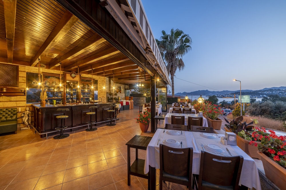 Queen Boutique Hotel - Image 26