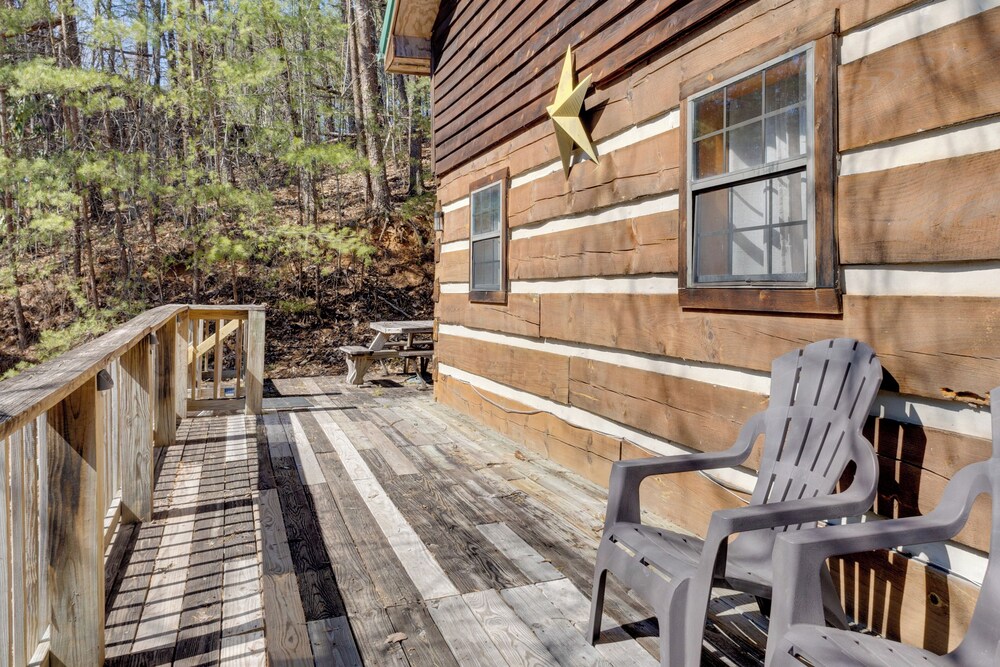 Private Hot Tub & Game Room: Mountain Retreat!
