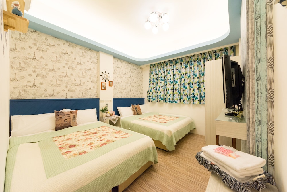 Sunrise Champs Hostel
