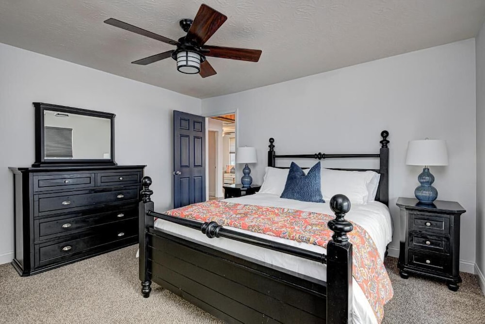 Spacious Home for Groups with Hot Tub in Indy