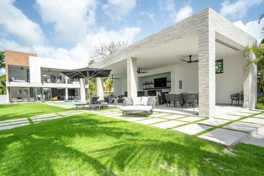 Onyx by Blue Sky Luxury