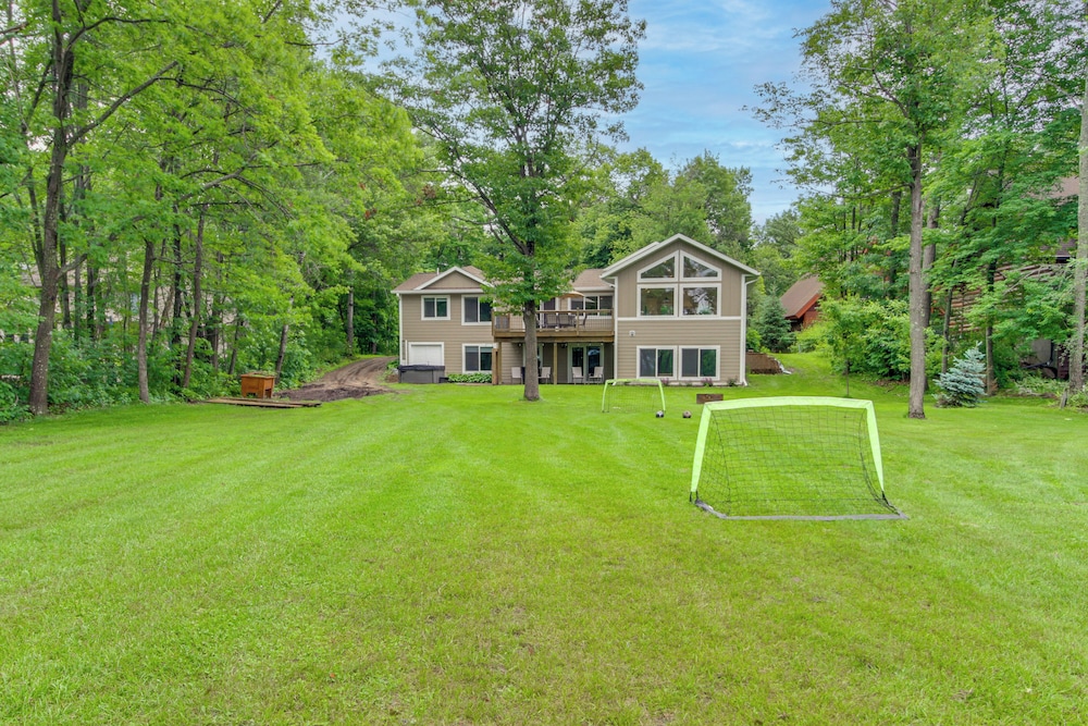 Hot Tub & Game Room: Lakefront Merrifield Retreat!