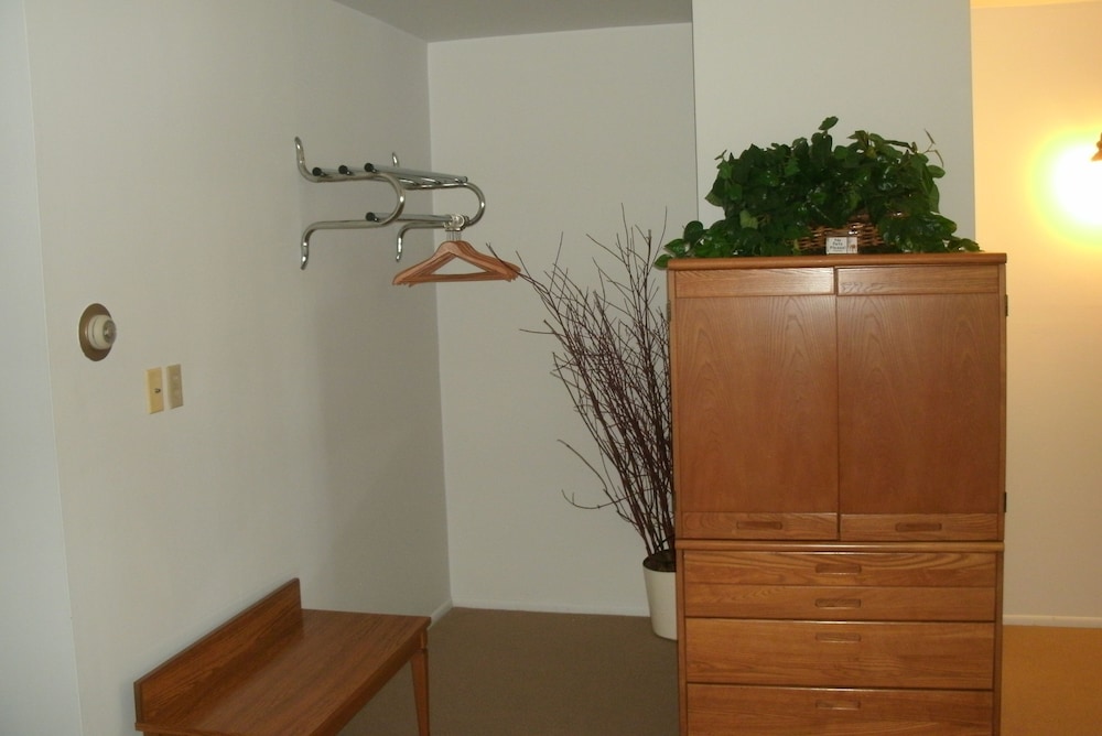 Budget Host Cloverland Motel
