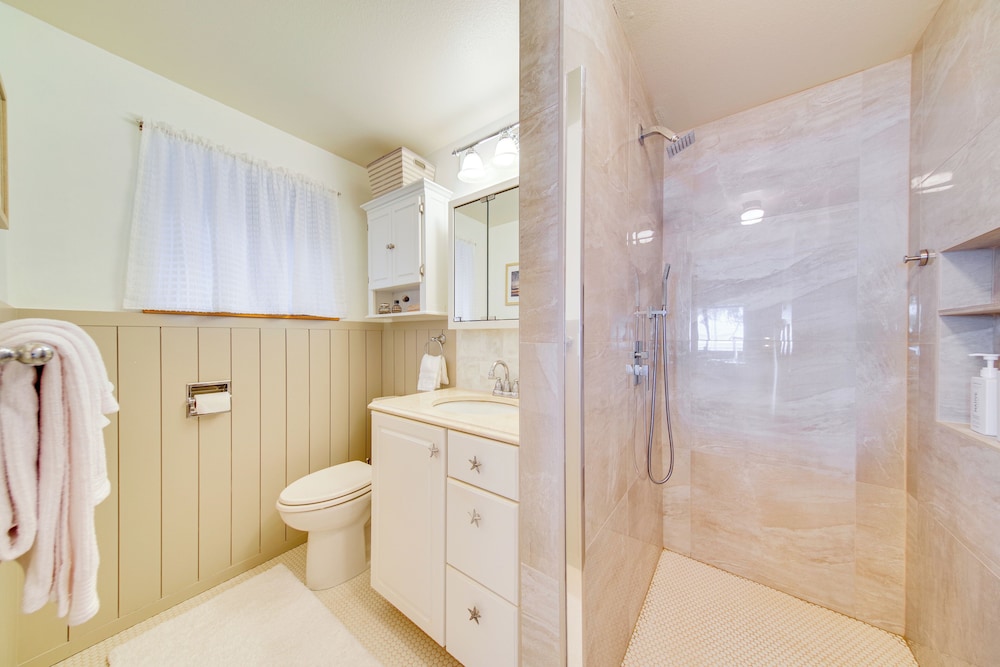 1/4 Mi to Beach: Family Home w/ Spacious Deck!